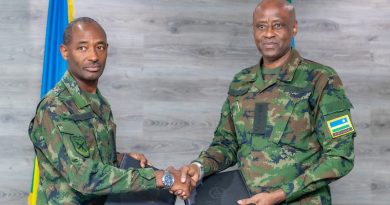 Lt Gen Mubarakh Muganga wagizwe Umugaba Mukuru w’Ingabo yatangiye imirimo mishya